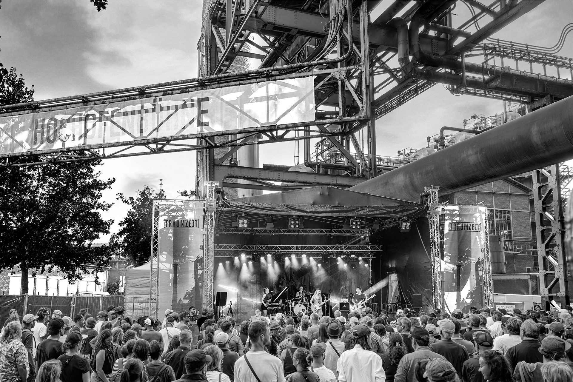 Plastic Peaches playing live at Traumzeit Festival in Duisburg 2025. Photo by André Symann